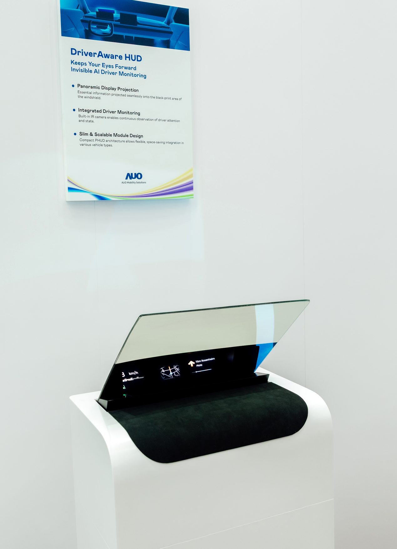 DriverAware HUD结合抬头显示器与隐藏式红外线摄影机，将车速、导航及警示讯息投影于挡风玻璃上，完美对齐驾驶目不离路的视线，同时，透过AI 监控驾驶注意力以提升安全性。